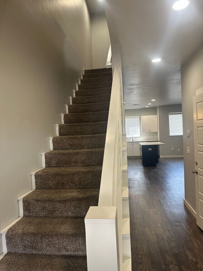 Building Photo - 3 Bedroom Townhome with ALL APPLIANCES at a great price!!