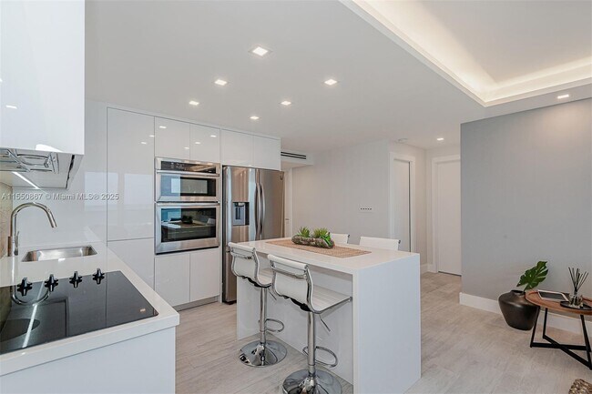 Building Photo - 2301 Collins Ave