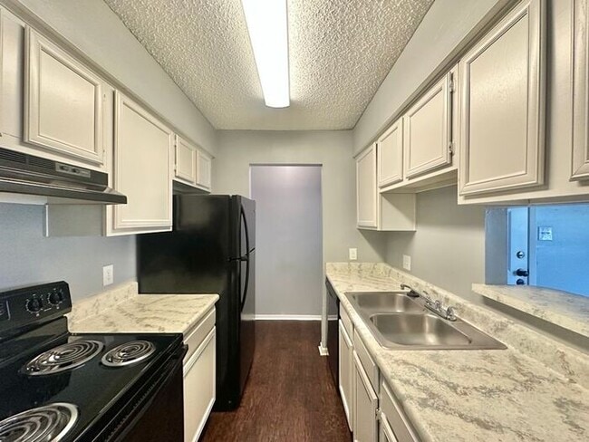 Building Photo - 2 Bed 1 Bath Apartment in South Tyler!