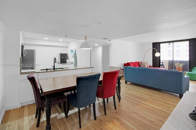 Building Photo - 1621 Collins Ave