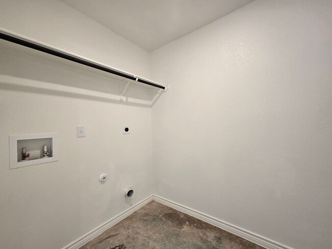 Building Photo - RENT SPECIAL - AVAILABLE NOW!