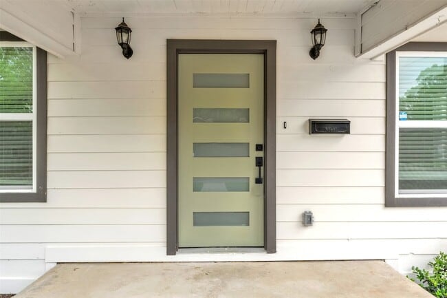 Building Photo - 601 Pearson Ave