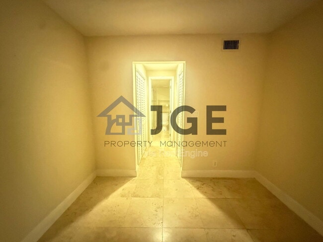 Building Photo - 861 SE 22nd Ave