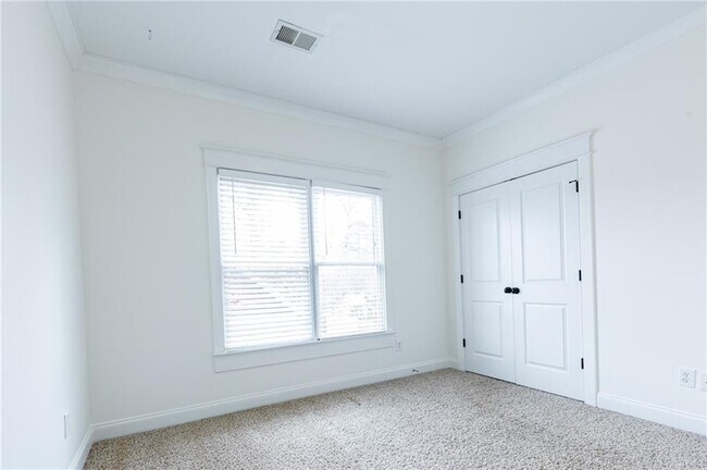 Building Photo - 2288 Oakview Rd NE