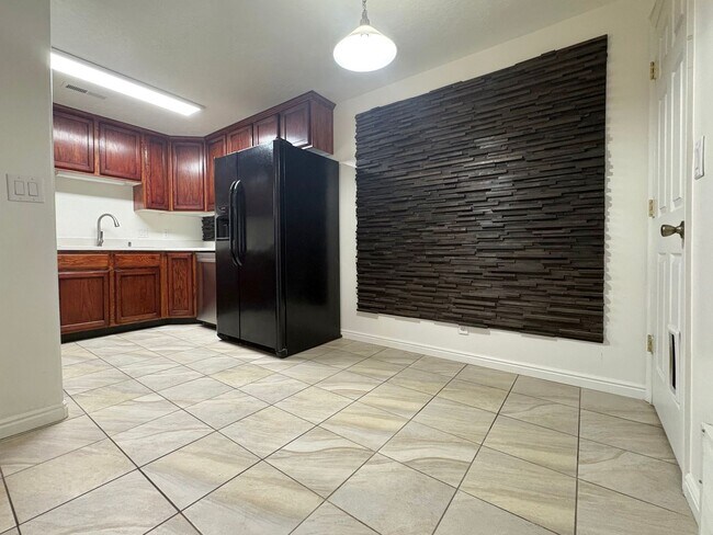 Building Photo - Lakeview Orem Living – 3 Bed Near UVU