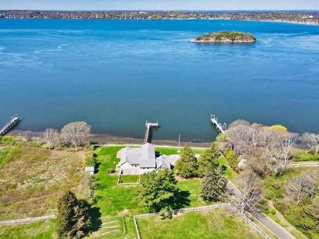 Building Photo - 149 Nanaquaket Rd