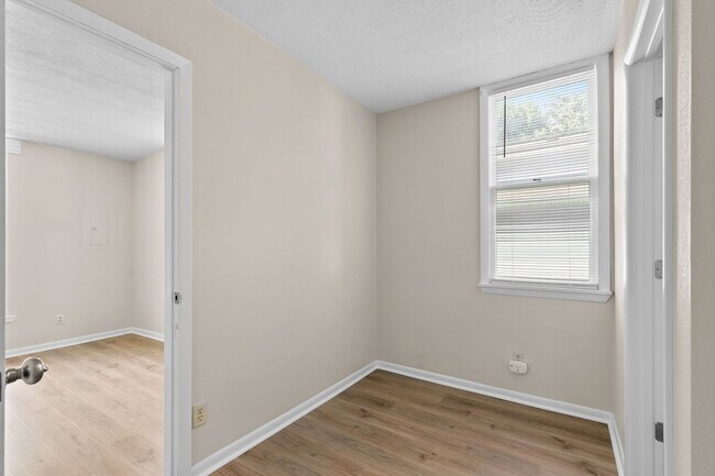 Building Photo - 732 S Main Ave