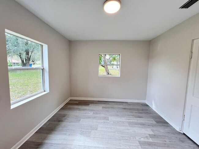 Building Photo - House in Deland