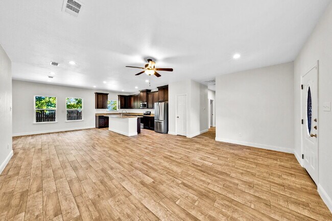 Building Photo - "Charming 3-Bed, 2-Bath Greenville Home with Elegant Granite Countertops!"