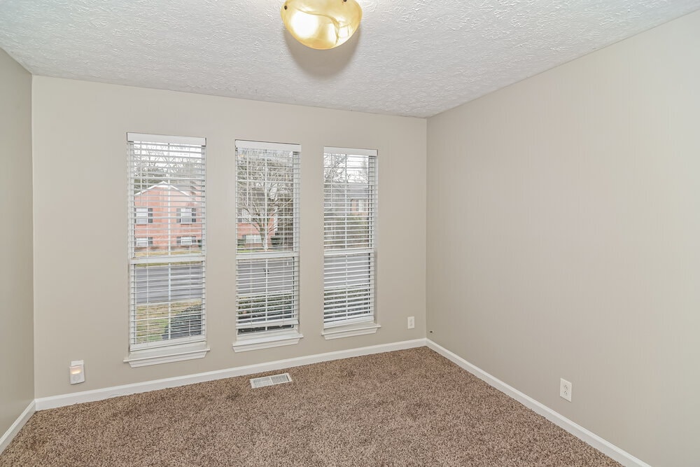 Building Photo - 2813 Louise Russell Dr