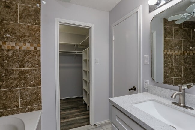 Building Photo - 8123 Big Oak Trail Dr