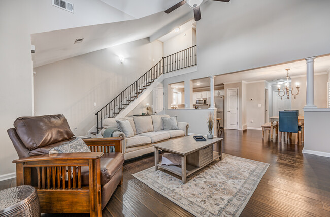 Building Photo - 1033 W Montebello Cir