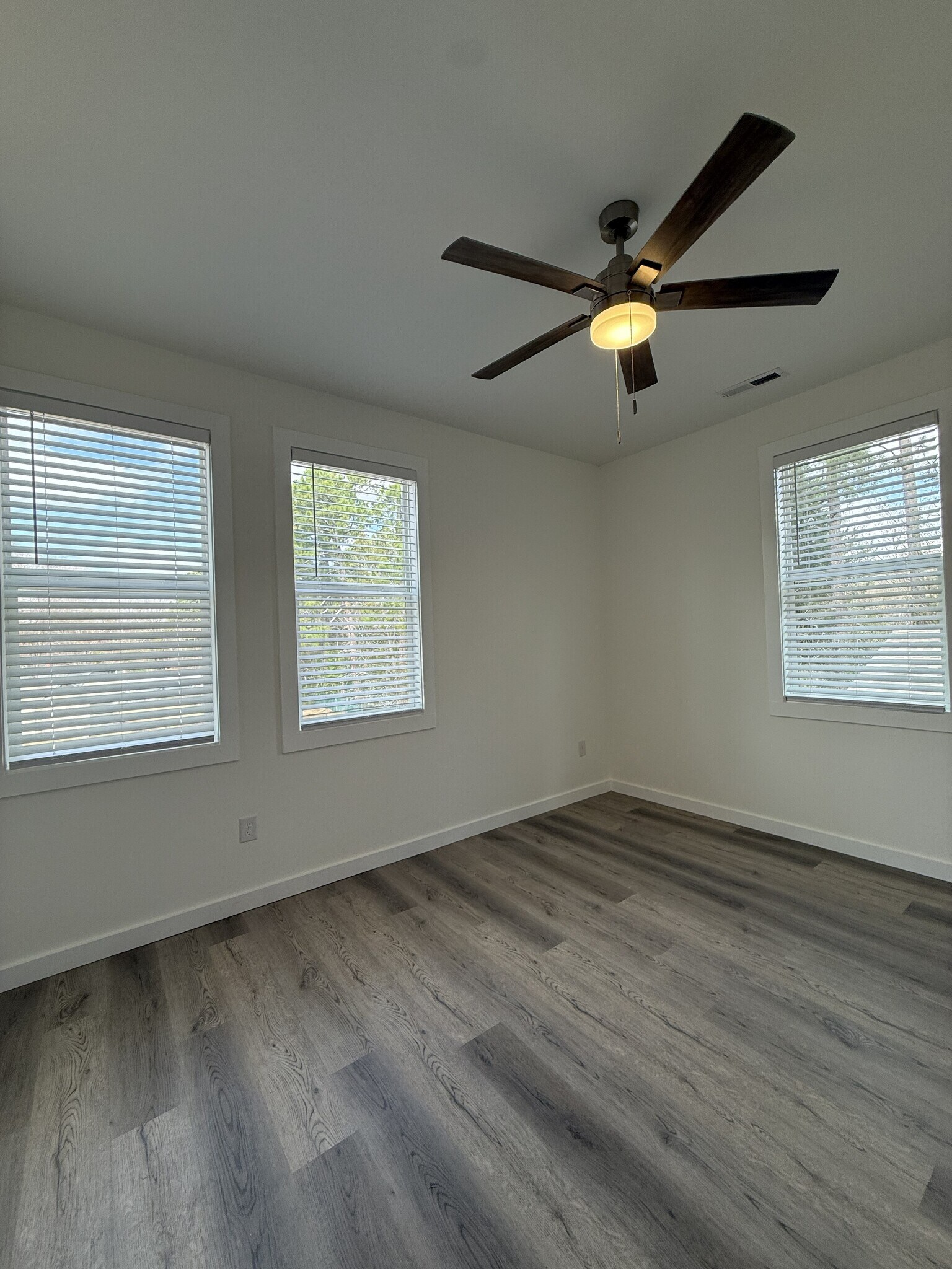 Building Photo - 631 Morreene Rd