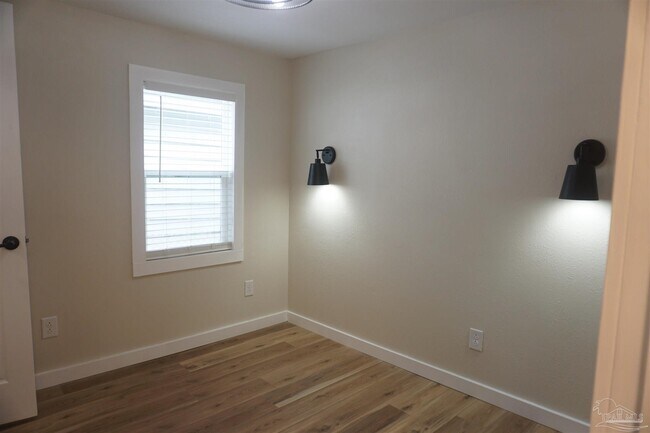 Building Photo - 513 W De Soto St