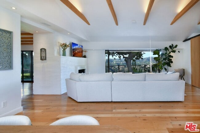 Building Photo - 2145 Linda Flora Dr