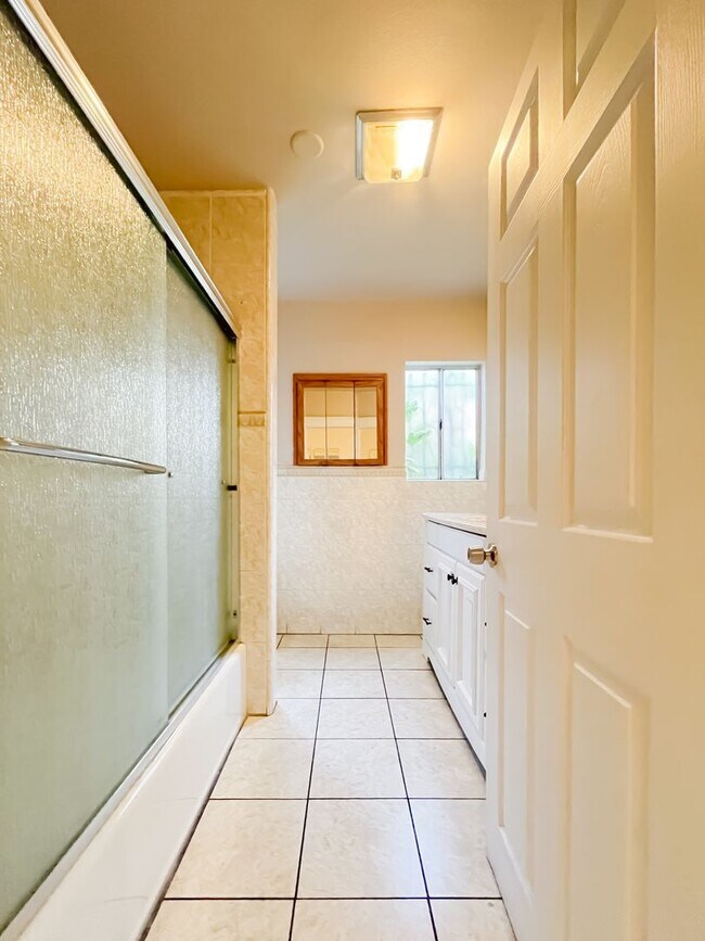 Building Photo - 807 Wilton Pl