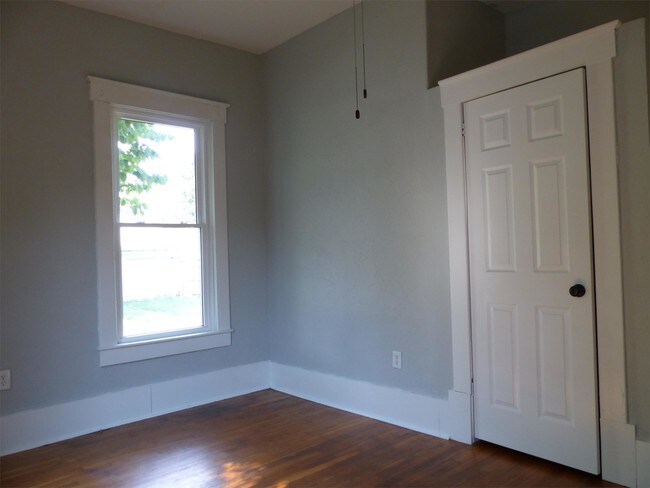 Building Photo - 923 W Elm St