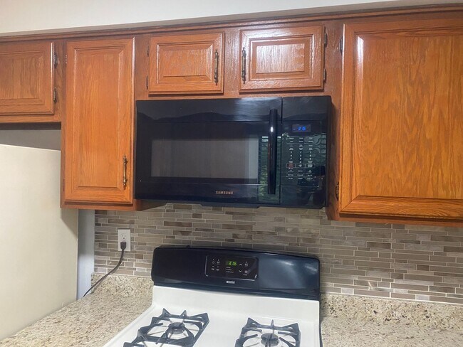 Building Photo - Charming 3BR Townhome in Plainsboro