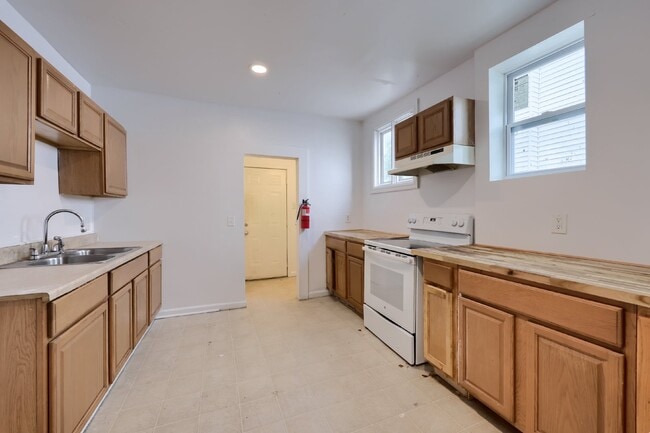 Building Photo - 5 bedroom 1.5 bath. Home available now.