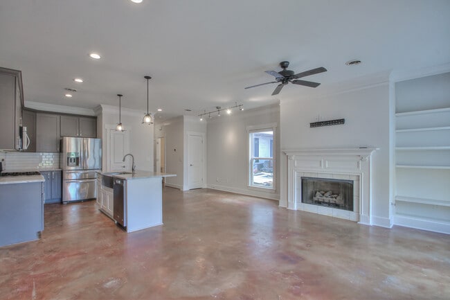 Building Photo - 1319B Pillow St