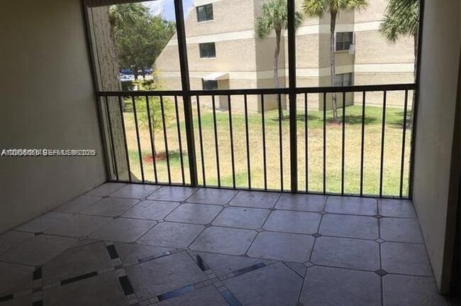 Building Photo - 220 Lakeview Dr