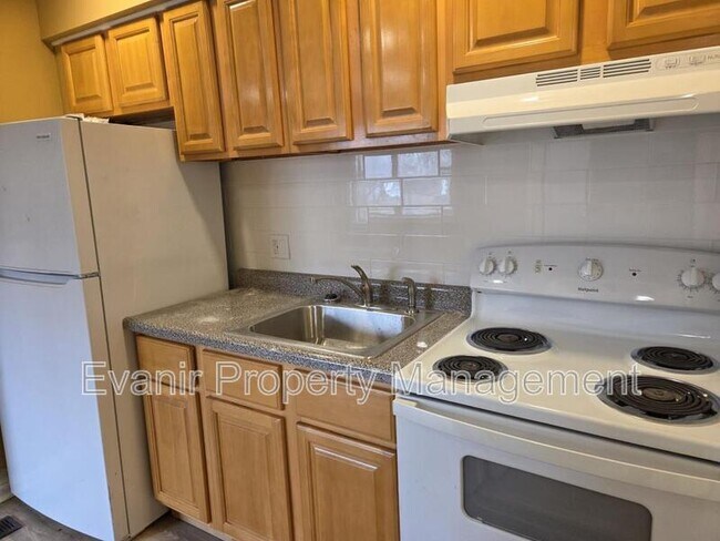 Building Photo - 3057 Idylwilde Blvd