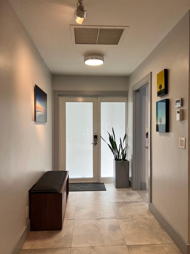 Building Photo - 4021 N Cypress Dr