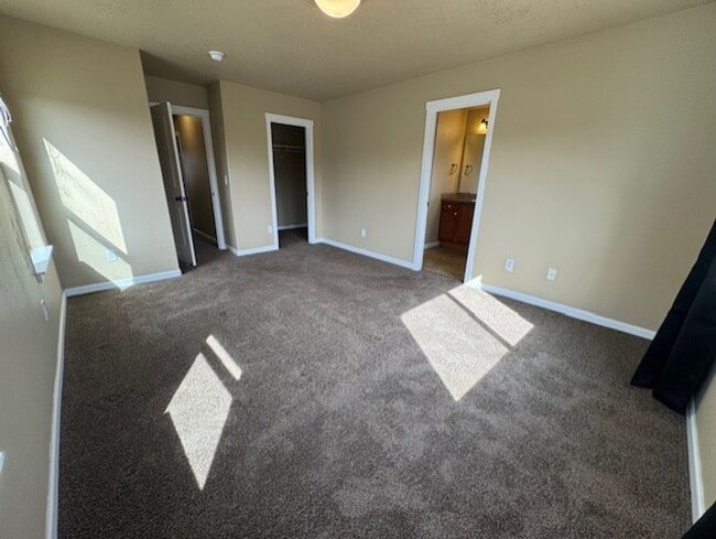 Building Photo - Duplex SW Redmond