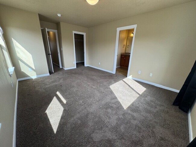 Building Photo - MOVE IN SPECIAL $500 OFF FIRST MONTHS RENT / Duplex SW Redmond