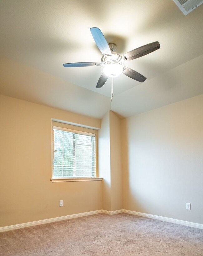 Building Photo - 2301 Giddens Dr