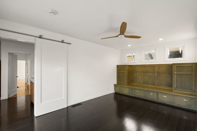 Building Photo - Downtown Davis Cottage-Available for Spring Move In