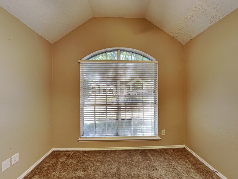 Building Photo - 6215 Hillside Ln