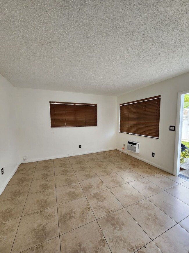 Building Photo - One bedroom apartment near Gulfstream