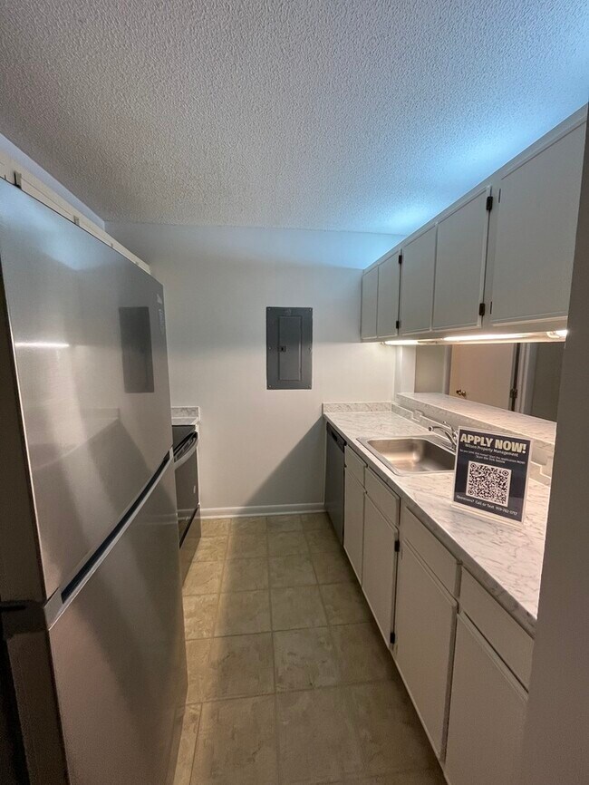 Building Photo - Don't Miss Out! 4 Bed 4 Bath! Washer/Dryer included!