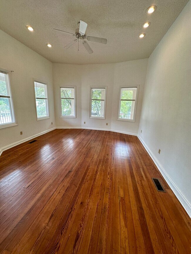 Building Photo - 3 BED | 2 BATH | GATED BACKYARD | THOMAS S...