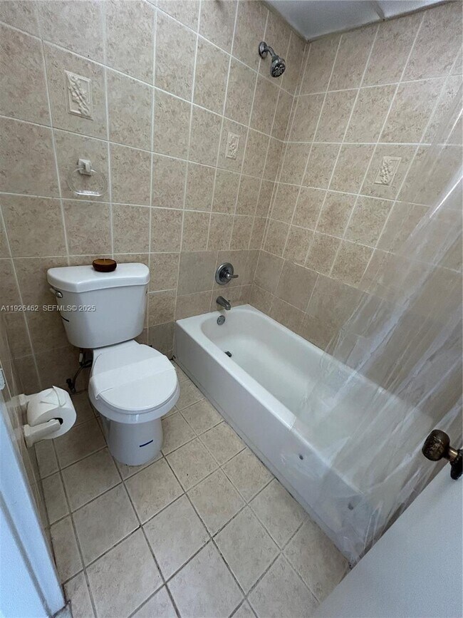 Building Photo - 1250 NE 125th St