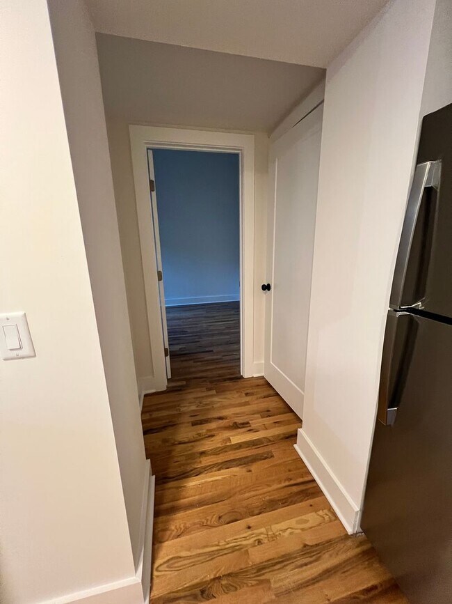 Building Photo - 106 E Broad St