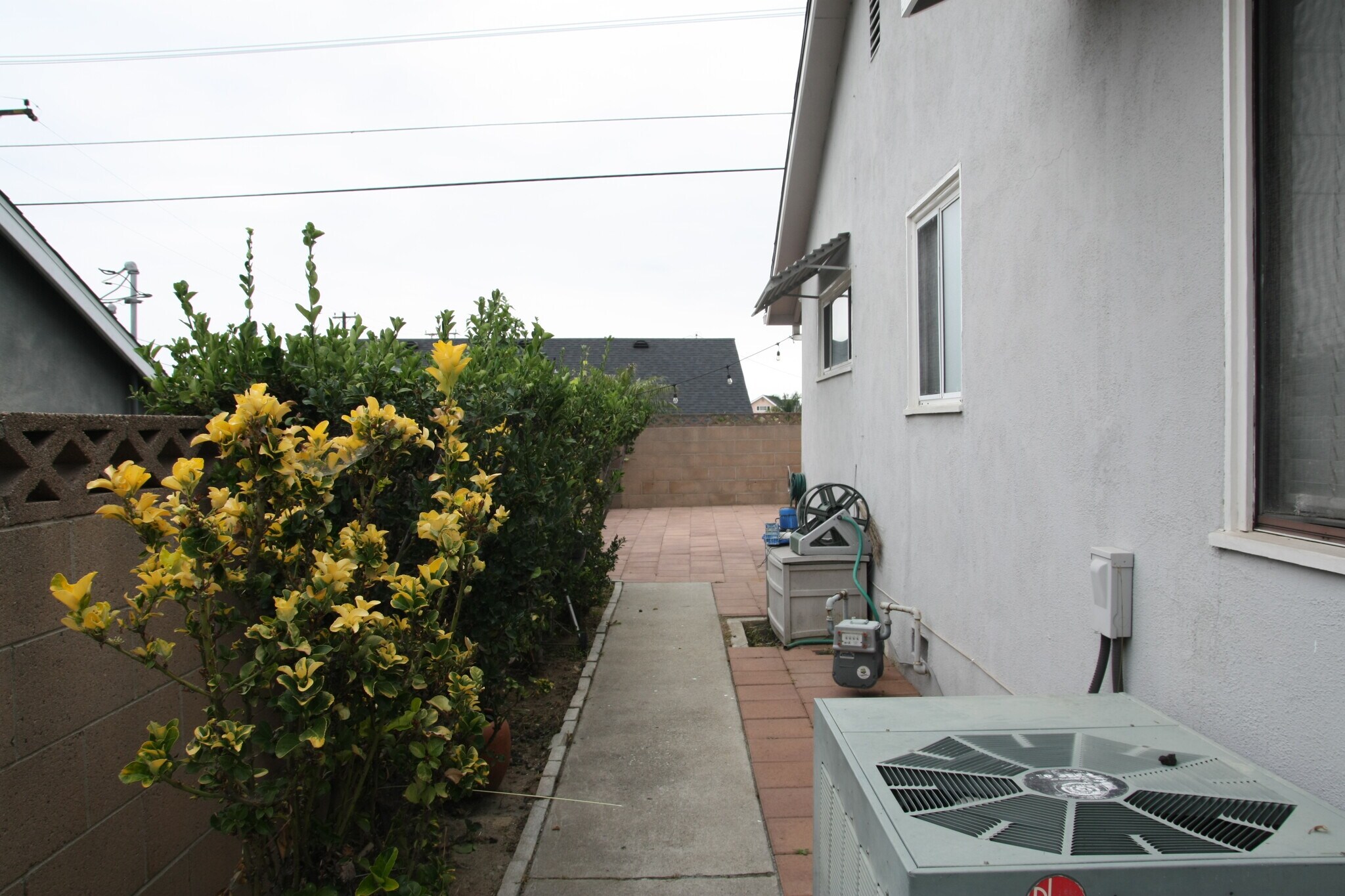 Building Photo - 15666 Hesse Dr