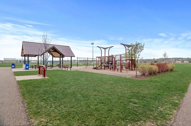 Building Photo - Updated Spacious 2BR/1 Bath Apartment Avai...