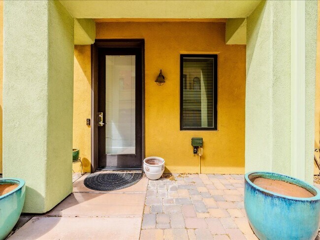Building Photo - 3 Bedroom, 2.5 Bath CATALINA MOUNTAIN VIEWS! ROOF TOP CABANA!!