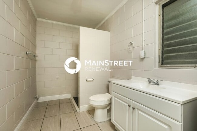 Building Photo - 4 Bedroom Pet-Friendly Home in Deland, FL with Main Street Renewal