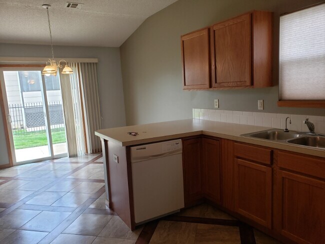 Building Photo - 2022 S Webb Rd