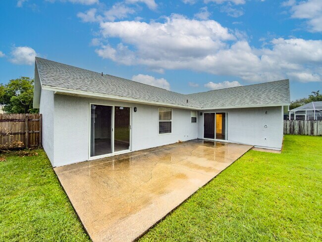 Building Photo - Spacious 3/2 with split plan and large fenced yard!