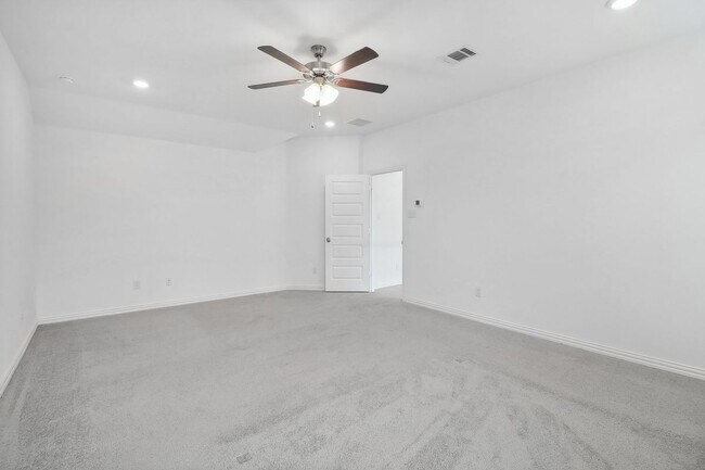 Building Photo - 1200 Milfoil Dr