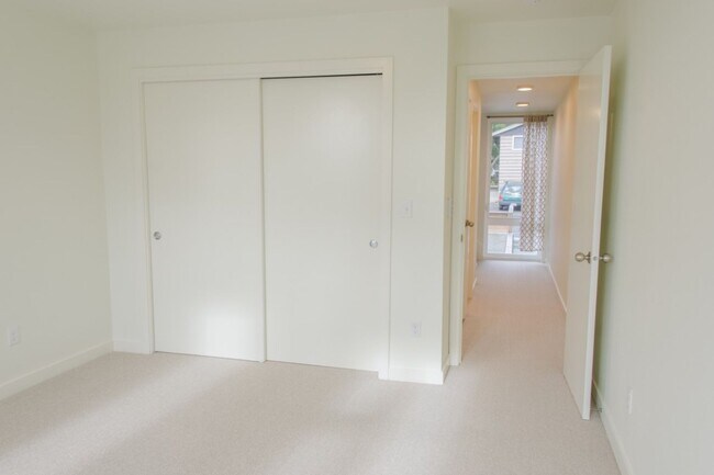 Building Photo - 2Bd/2Ba Seattle Townhouse