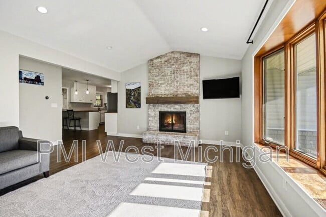 Building Photo - 6593 Crownpointe Dr SW