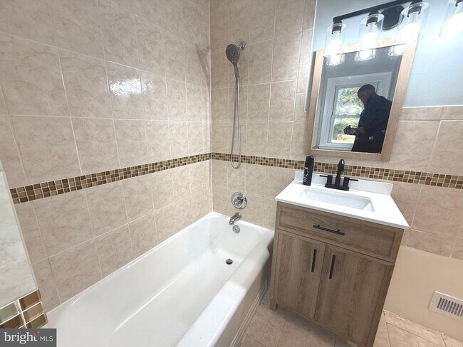 Building Photo - 804 Radnor Ave