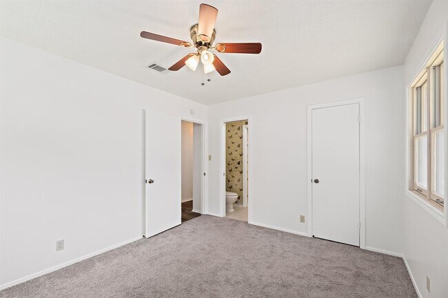 Building Photo - 806 Easy Day Cove