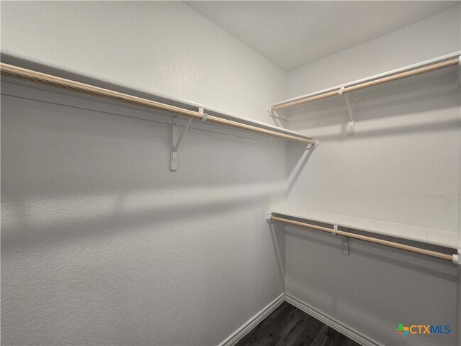 Building Photo - 523 Lost Trl
