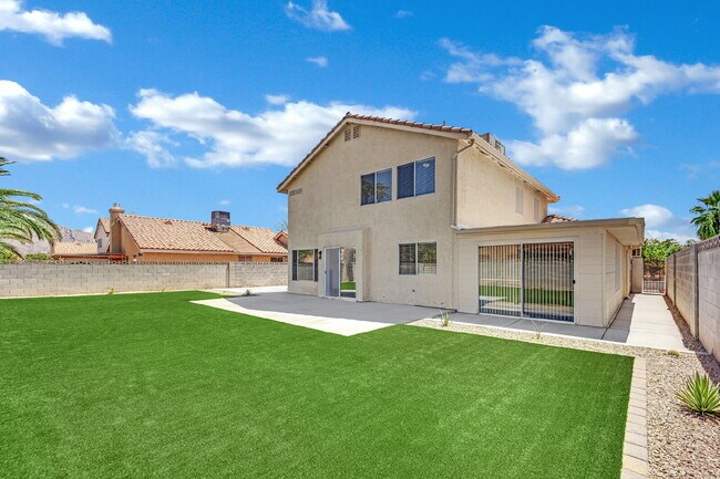 Building Photo - Step into this charming 3-bedroom, 3-bathroom home that has so much to offer!